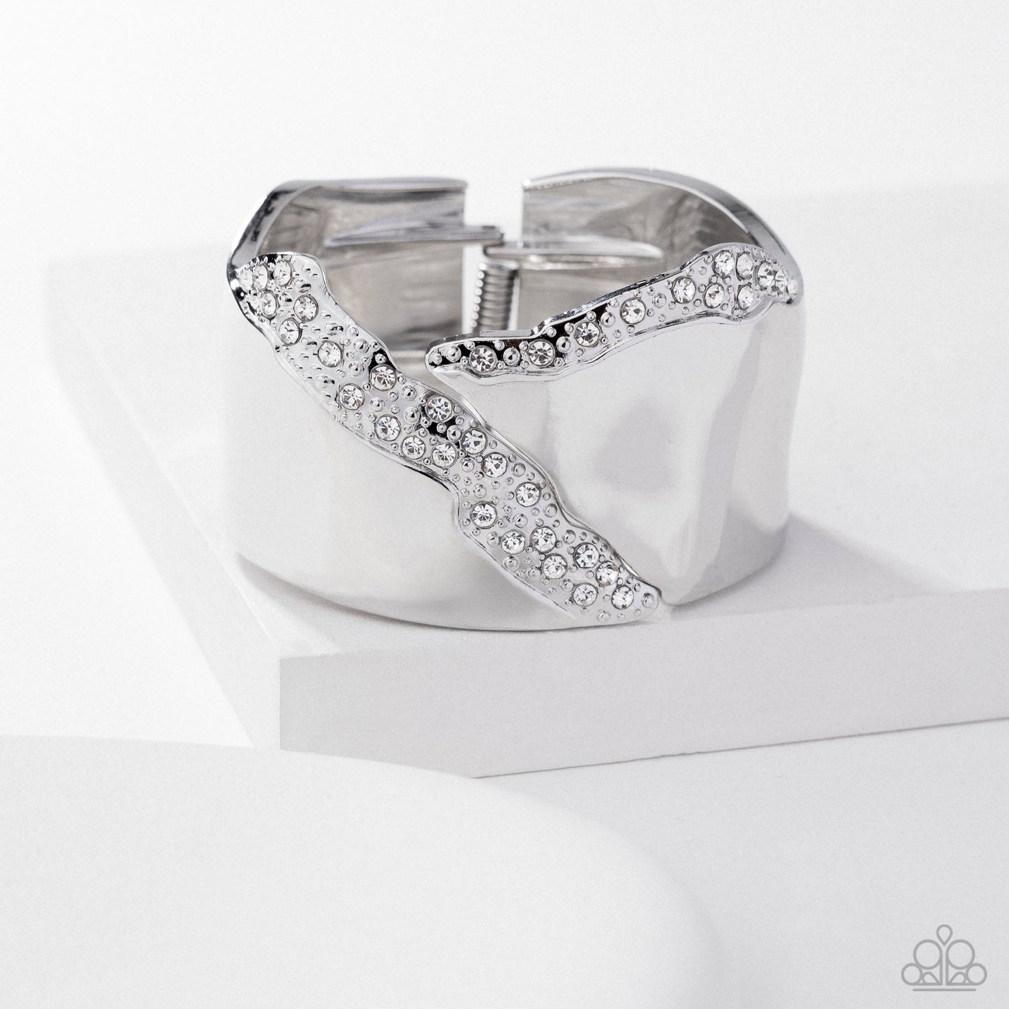 Twinkly Traverse - White Bracelet